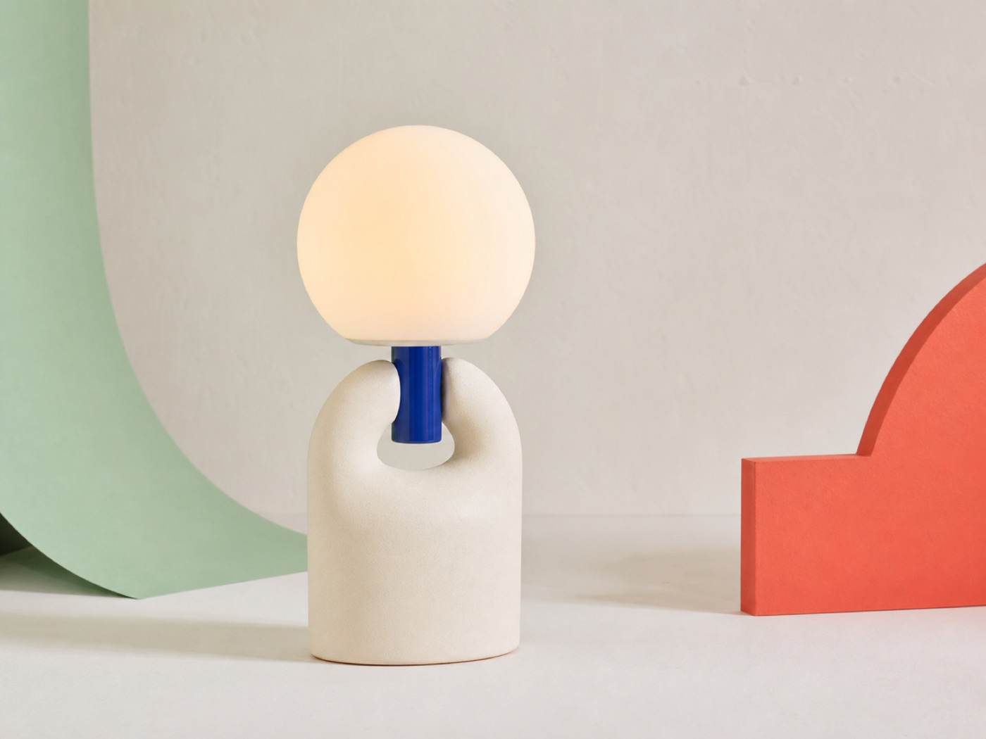 Signal One table lamp in chalk ceramic with a cobalt stem and warm glass globe